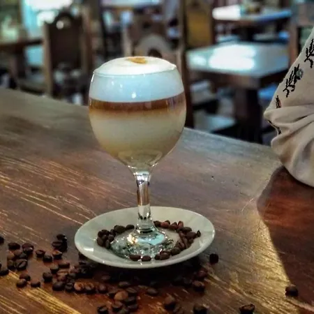 Oksamit אורחן *